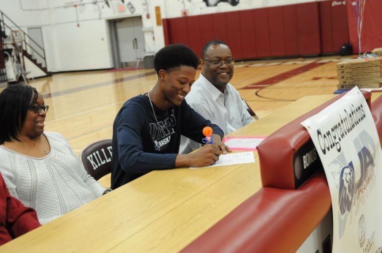 Roos' Melvin Anthony signing